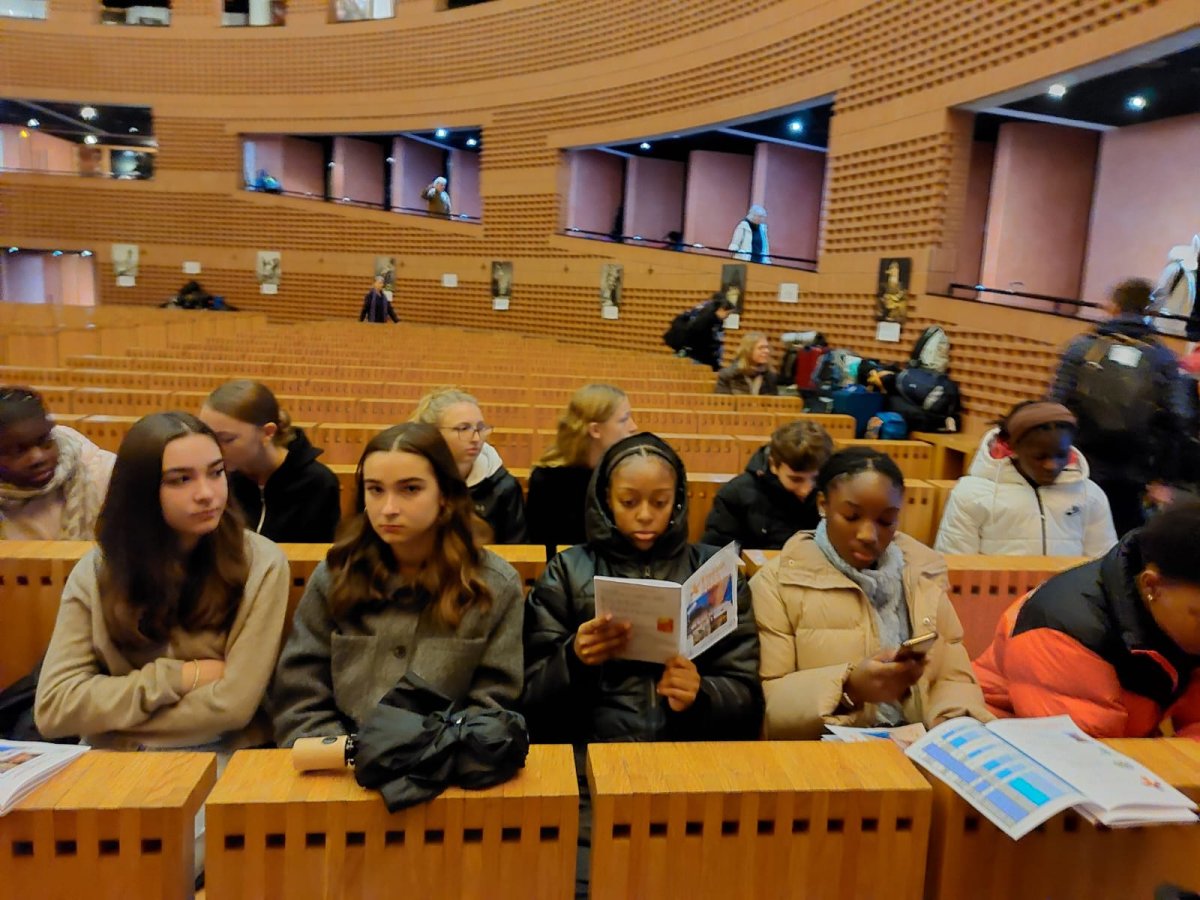 Les journées sont bien remplies à Taizé :  7h30 messe 8h15 prière avec les frères 9h00 petit déjeuner 10h enseignement par les frères 11h partage en petits groupes 12h20 prière avec les frères 13h repas, les jeunes ont été de service et n'ont mangé qu'après avoir servi les 1000 participants à cette session de Taize 15h15 partage en petit groupe 17h goûter thé et petits gâteaux 19h dîner 20h20 prière du soir, suivie mardi soir de l'adoration de la croix. Mercredi nous avons vécu la messe de la Toussaint suivie du geste de la lumière du Christ ressuscite, et jeudi soir ce temps de prière est suivie par un temps d'échange avec le frère Aloïs responsable de la communauté de Taizé. À 22h temps festif les jeunes se rencontrent, côtoient des suédois, espagnols, français autour de la musique. Les animateurs se réchauffent dehors autour d'un café.